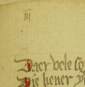 Afb. x: In het derde katern staan de prikkings voor de kolomaflijning in de bovenmarge (f. 15r).